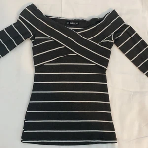 Randig tröja  - En grå-vit randig tröja från SHEIN. Endast testad, säljes då den var för liten för mig. Prisförslag 50kr eller bästa bud.