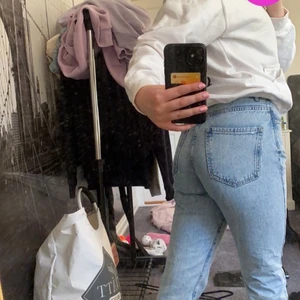 Jeans  - Säljer ett par jeans i storleken M. Säljer dom för att dom har blivit lite för små för mig. 