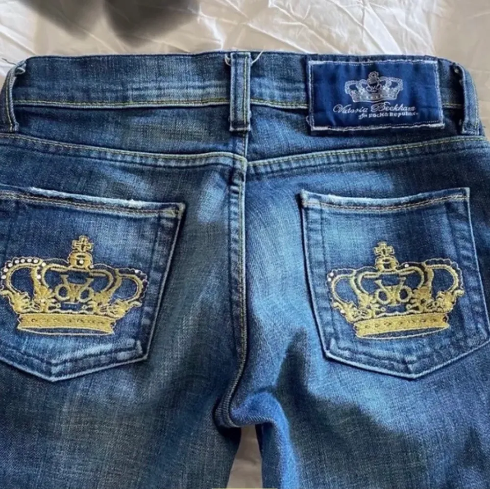 Super snygga populära low waist Victoria Beckham jeans. Köpta här på Plick men säljer endast för att de tyvär inte passade. De är inte skinny utan mer utsvängda. Kom privat för mer bilder eller andra frågor💗💗. Jeans & Byxor.