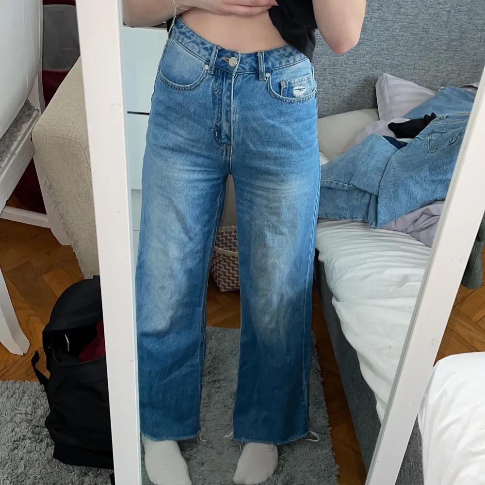 Säljer mina super snygga wide jeans som sitter jätte fint men dom kommer tyvärr inte till användning😕🤍🤍Är 162 cm lång och dom sitter perfekt på mig, storleken är W=25 och L=30, motsvarar XS/34❤️❤️. Jeans & Byxor.