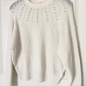Vit stickad tröja - Vit stickad tröja med pärl detaljer i storlek M. 