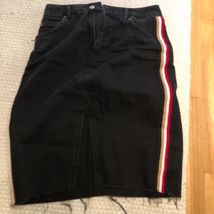 Svart jeanskjol  - Längre jeanskjol i svarta med slut framtill 