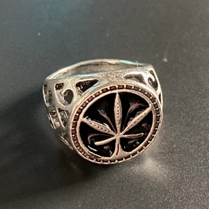 Marijuana liknande ring - En dope ring, kommer tyvärr inte till användning. För fler bilder eller eventuella frågor kontakta mig 😊