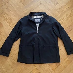 Fin jacka  - Fin jacka som passar bra till vår/sommar. Den är ganska stor står storlek 46, skulle säga att den typ är M - L. Inte så varm 