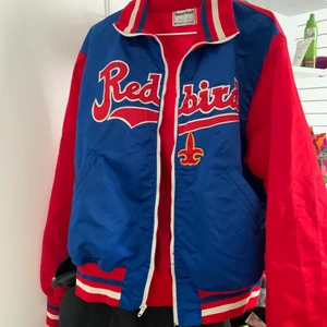 Varsity Jacka - Asball vintage varsity jacka från 80/90tal. Kommer tyvärr inte till användning. Jackan är i stl 48? men sitter som en L/Xl. Frakt tillkommer på 60kr