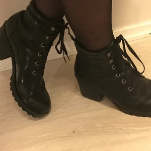 Svarta Kängor med klack - Jag har två par av dessa skor så jag har knabbt använt dessa! De är snygga och är bekväma, de går att gå i 🖤