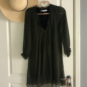 Klänning från Zara!  - En svartgrönprickig klänning från Zara! 💚🖤💚🖤💚Klänningen är superfin i modellen och har resor i kanten av armarna. Den är i strl S. Pris 200 exklusive frakt 