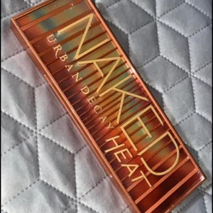 Ögonskuggor - Naked heat, en skugga är sönder pga att jag tappat den. Använd en gång sen dess har den bara legat i lådan.     Mac lös ögonskugga, aldrig använd. 100kr