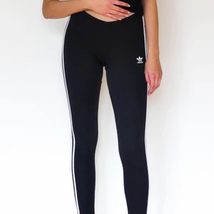 Adidas leggings US 12 - Svarta adidas mjuka leggings i bra skick! PRISET KAN FÖRHANDLAS