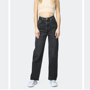 Levi’s Ribcage Wide Leg stl 25 - Säljer nu mina älskade Levi’s Ribgace Wide Leg i stl 25x30 eftersom de har blivit försmå. De är i otroligt fint skick de ska vara lite ”distressed” vid fickorna, knappt använda. Fraktas eller möts upp i Stockholm🥰