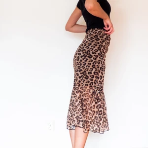 Kjol i leopard-print med volanger  - Fin och luftig kjol till sommaren! Köparen står för frakt (45kr)