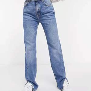 Blå raka jeans med slits från pull and bear! Storlek 36!Aldrig använda