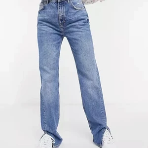 Raka jeans med slits - Blå raka jeans med slits från pull and bear! Storlek 36!Aldrig använda