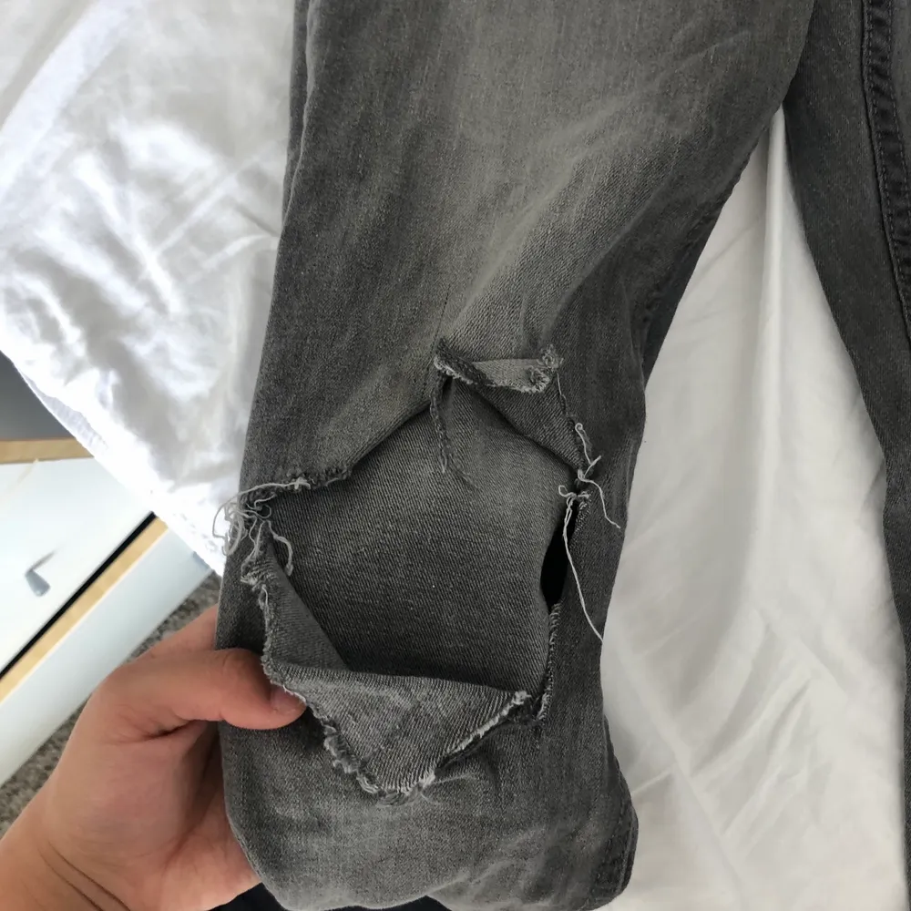 Fina gråa jeans som är lite rakare i modellen🤩 slitningar i båda knäna💛. Jeans & Byxor.