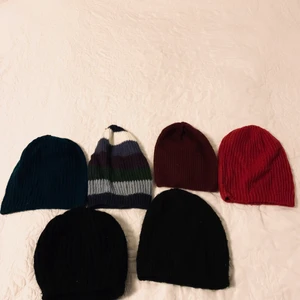 6 st mössor - 6 st mössor, Modell: unisex, Skick: nyskick, Pris: 30kr st, 100kr för alla.  Kolla gärna in mina andra inlägg, Vid intresse av fler varor så fixar jag ett bra paketpris!