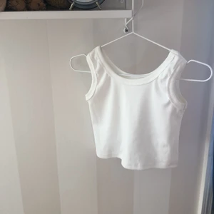 kort ”väst” linne - Använd 1 gång. Passar mig som är en xs men skulle nog passa stl xxs också då den sitter rätt tajt på mig :)