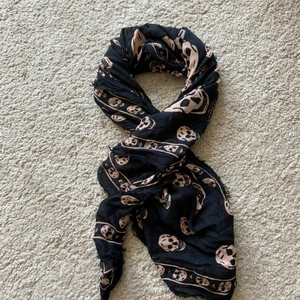 Halsduk från AlexanderMcQeen  - En super cool halsduk från Alexander McQueen. Så fint skick! 