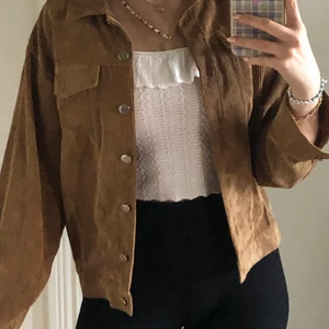 brun manchester jacka/skjorta - Tunn brun manchester jacka perfekt för sommaren! Aldrig använd. Storlek 34 men funkar för mig som är 36/38.