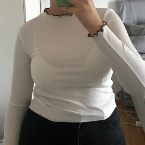 Zara långärmad tröja - Vit långärmad tröja med svarta detaljer från Zara.