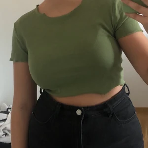 Zara Croppad T-shirt  - Grön croppad T-shirt från zara köpt för två år sedan, använd flertal gånger men i bra skick!
