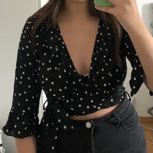 NA-KD topp - Prickig topp med knytning runt midjan från Linn Ahlborg x NA-KD