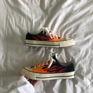 Converse Chuck Taylor All Stars med flammor - Converse i mycket fint skick! Endast använda ett fåtal gånger. Riktigt coola men de har för mig inte kommit till användning. 🔥 Skriv om ni undrar något eller skulle vilja ha fler bilder. 🥰 