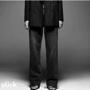 Raka lågmidjade jeans från zara! - Laddar upp igen pga oseriös köpare! Dom populära lågmidjade jeansen från zara med raka ben! Andra bilden är lånad men det är bara att fråga om fler bilder om det skulle viljas!  Nästan inte använda! 36! Men skulle säga en liten 36a! Köp direkt för 450+frakt!
