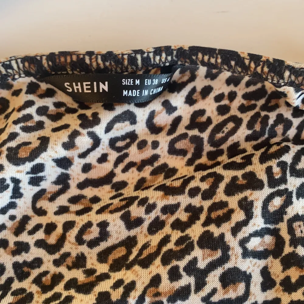 Croppad leopardmönstrad topp/linne  från SHEIN                                  Nyskick                                                                                           Det står att de är strl M men skulle säga S eller XS.                Säljer eftersom den var liten . Toppar.
