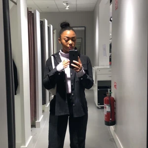 Manchesterjacka Vårjacka/kofta - Säljer denna as snygga vårjacka/kofta från Gina!! 😍Perfekt att ha som jacka när de är lite varmare eller bara som kofta över något snyggt. Den är sparsamt använd ca 2-3 gånger och har inga fläckar, märken och så vidare. Köpte för 399kr och säljer för 120kr ☺️