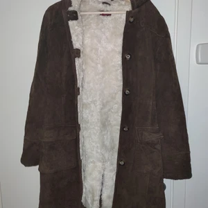 Brun kappa - En brun musik kappa som är lång, lite över knäna. Jättevarm och mysig. Använd några gånger, säljer den för att den har blivit för liten för mig så den är i bra skick. . Skriv om ni vill ha fler bilder🥰