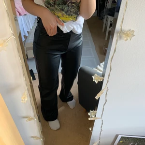 Skinnbyxor - Säljer dessa sjukt snygga skinnbyxor från H&M. Det är för stora för mig och endast testade, därav i nyskick. Byxorna är lite tjockare i materialet och är fodrade så passar perfekt nu till hösten. Passar i längd för mig som är 163 cm, och lägger sig snyggt på skorna. Fler bilder kan skickas om så önskas. Köpta för 349:- 