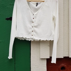 Croptop kofta  - Aldrig använt denna söta croppade kofta då den var för liten i strl. Skulle säga att den passar en strl M eller L. Perfekt för sommaren.