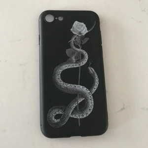 Telefonskal - 2 st mobilskal🥰 går att köpa 1 skal för 27kr FRI FRAKT eller båda för 50kr FRIFRAKT💖 motiv 1 : flower                    Motiv 2 : snake.          Till iphone 7/8💖 ALDRIG använda och i perfekt kvalitet