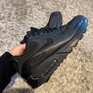 NIKE AIR MAX 90 - Fräscha Nike air Max 90 färg svart strl 38,5 sparsamt använda 