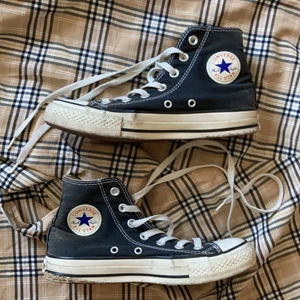 Svarta converse  - Svarta converse all star i storlek 36,6 säljes. Mäter 23 cm. Något slitna därav priset, se bild tre. PM:a vid eventuella frågor eller fler bilder. Köparen står för frakt 🚚 🏀 