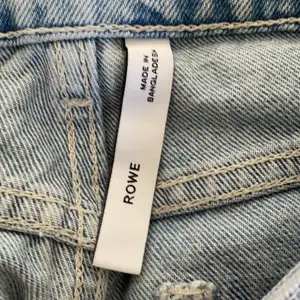 Säljer mina weekdays jeans som är i modellen Rowe, är i mycket fint skick och säljer dessa för att de inte sitter så bra på mig.