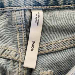 Weekday jeans - Säljer mina weekdays jeans som är i modellen Rowe, är i mycket fint skick och säljer dessa för att de inte sitter så bra på mig.