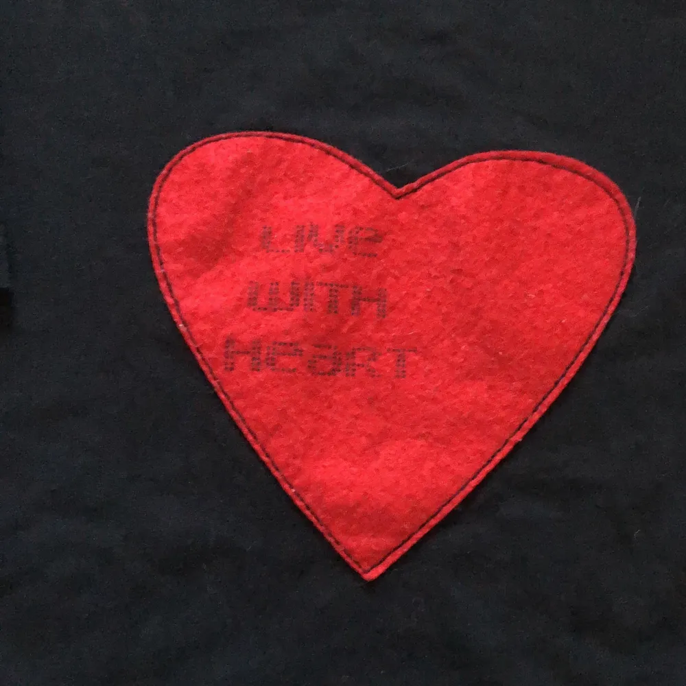 T-shirt köpt secondhand, tror förra ägaren sytt på hjärtat i storlek s men lite oversize☺️ Frakt: 66kr. Skjortor.