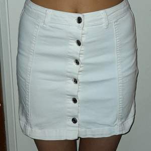 En vit jeans kjol från Gina tricot storlek 36 i bra skick 