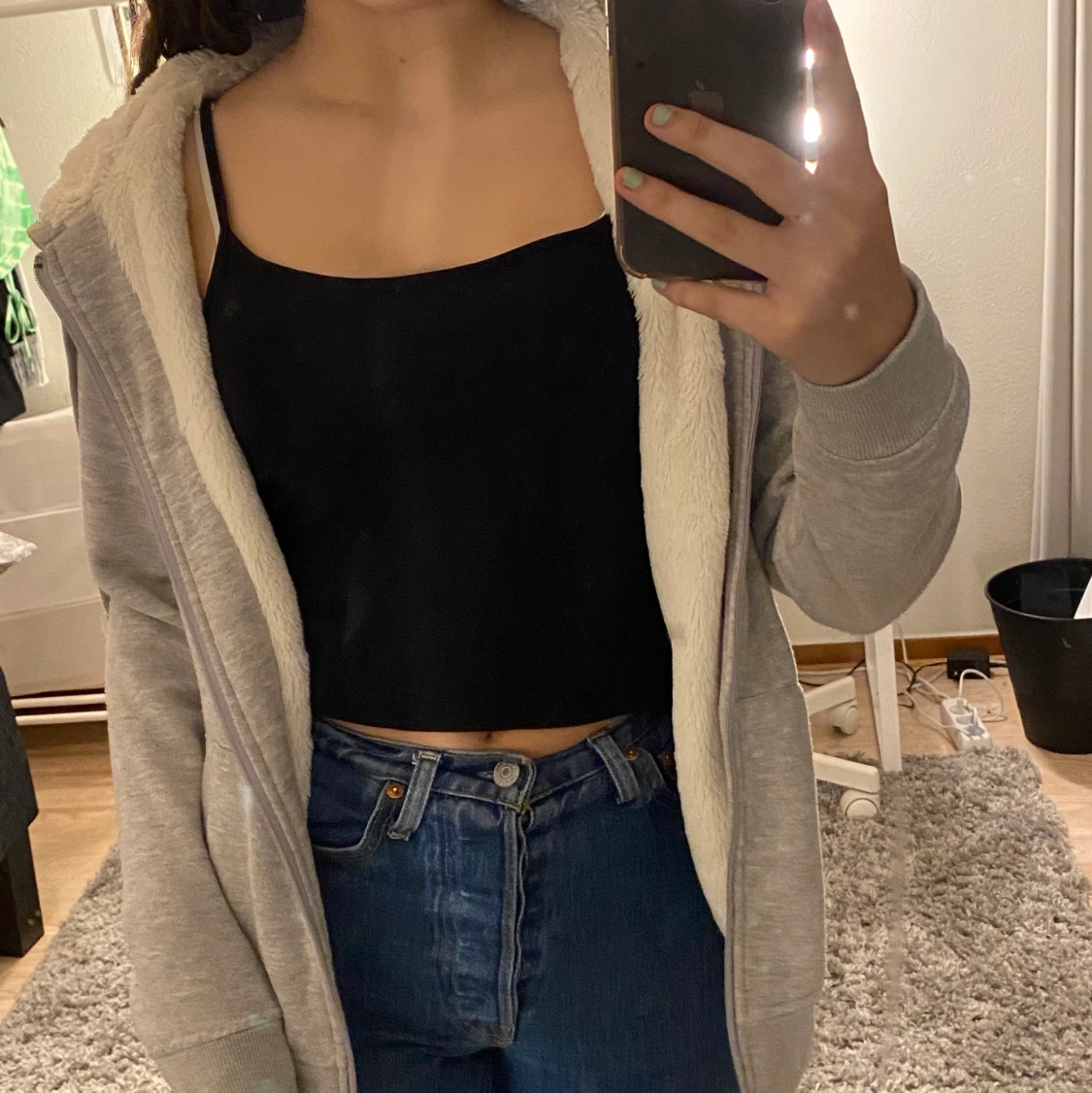 grå huvtröja i storlek S