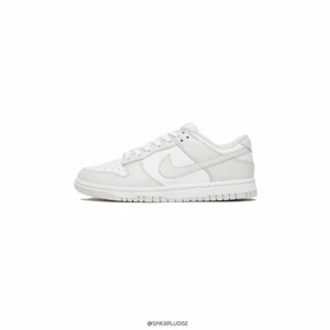 Nike dunk low  - Hej! Säljer ett par helt nya Nike dunk low photon dust. Skorna är helt nya i sin original förpackning. Kvitto finns ifrån zalando