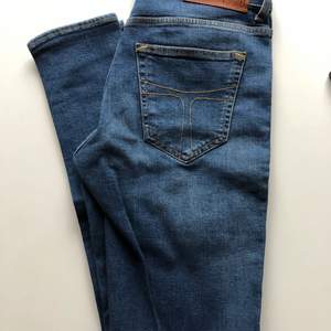 Jeans i modellen slight från tiger of sweden. Storlek ”29/30”. Aldrig använda!
