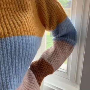 Stickad tröja - Stickad tröja i så fina färger! Perfekt till sommaren☀️💗 anvönd ca 1 gång. Pris och leverans kan diskuteras💗