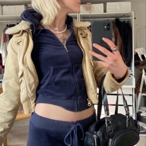 Juicy couture zip up storlek S - Säljer denna jättefina populära zip up från juicy couture i storlek S ! Där jag köpte den stod det att den var blå men skulle säga att den är mer svart/blå ! ( lånade bild från tradera och Olivia halle ) första bilden är lite annorlunda en den jag säljer men kolla bild två för bild på den jag säljer ❤️ ( den har en jättemörk blå färg nästan svart ) 