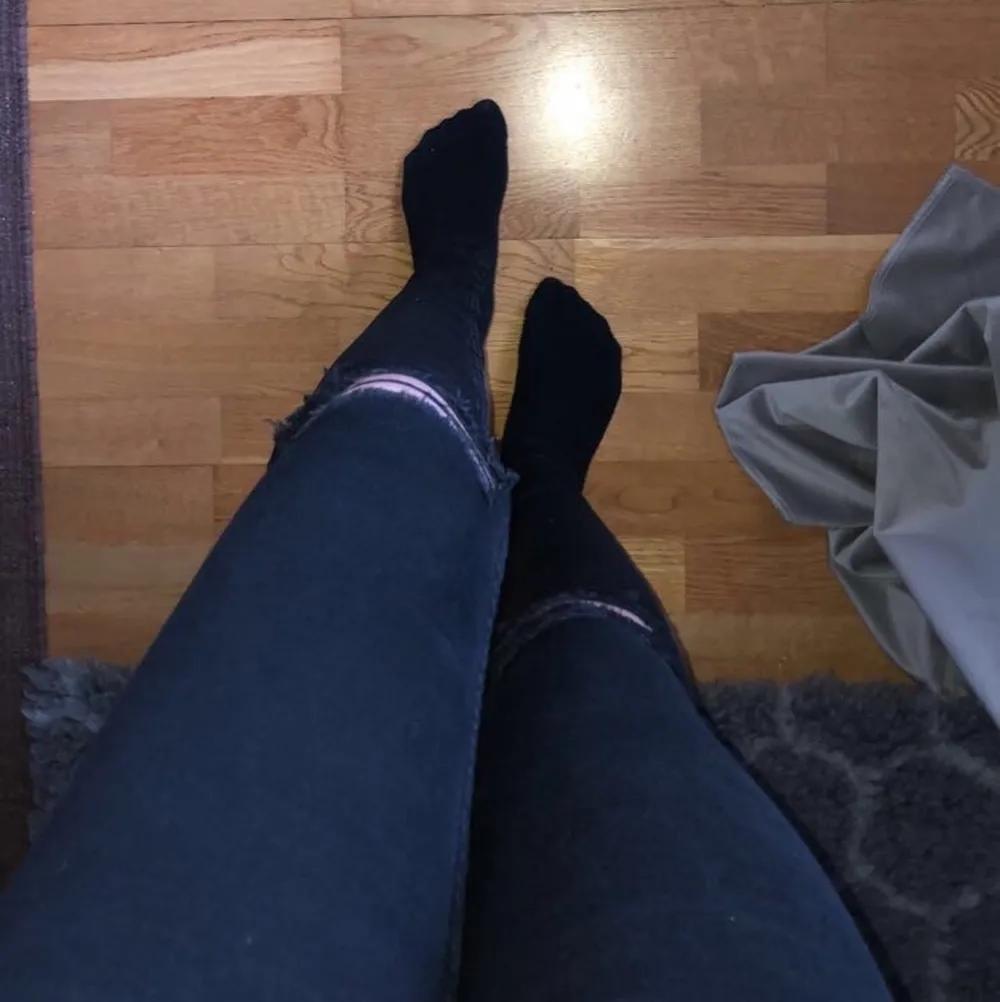 Svarta tajta jeans med slitningar vid knäna. Jeans & Byxor.