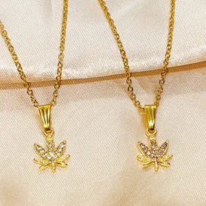 High on love Halsband  - High on love Halsband. 35kr/st. Frakt 15kr. Kedjan är rostfritt stål. Finns med vita stenar och rosa stenar. Jag skickar bild på paketet innan jag posta. 