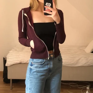 Mörk röd huvtröja - Vinröd huvtröja i storlek XS :) Möts i Stockholm annars står köparen för frakten 🌸