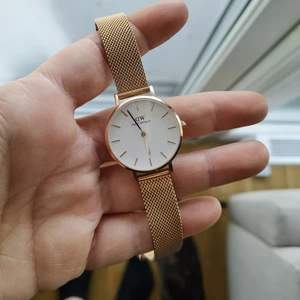 Daniel wellington - Nästintill ny klocka som jag använt ett fåtal gånger. Köpt för ca 1 år sen. 😊 Kan även skicka med billigare alternativ om så önskas 