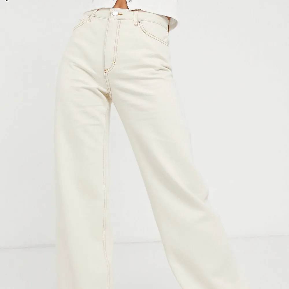 Säljer dessa superfina naturvita jeans från monki som endast är använda en gång, så mycket fint skick. Perfekta till sommaren🥰 storlek 29! Köparen står för frakten💘 (inte mina bilder, hör av er om ni vill ha andra bilder eller har frågor!). Jeans & Byxor.