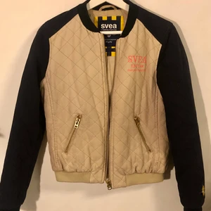 Svea bomberjacka - Märkesjacka från Svea använt 2 gånger och är i mycket bra skick. Storlek S. Ord pris: 3000kr.